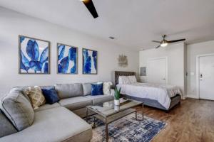 En eller flere senge i et værelse på Experience Downtown Studio Near River Walk + 26 billeder