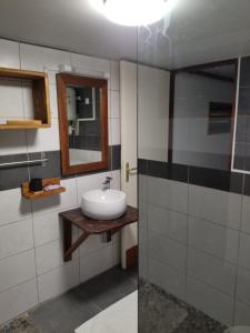 Um banheiro em LE CHALET DOMAINE DU ROCHER