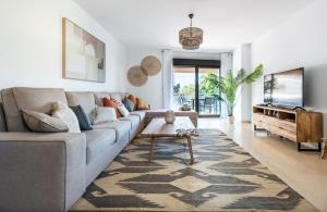 a living room with a couch and a table at Apartamento Marbella Center III in Marbella