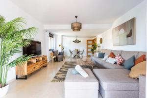 a living room with a couch and a tv at Apartamento Marbella Center III in Marbella