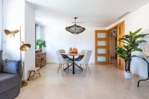 a living room with a table and chairs and a couch at Apartamento Marbella Center III in Marbella