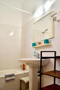 y baño con lavabo, bañera y espejo. en BELLA CASA KOLYMPIA en Kolimbia