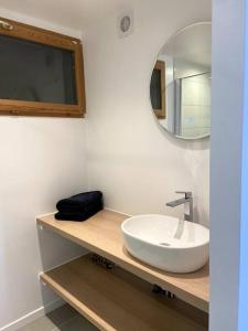 uma casa de banho com um lavatório e um espelho em STUDIO em Montmin
