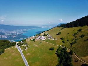 une route au sommet d'une colline avec un lac dans l'établissement STUDIO, à Montmin