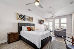 En eller flere senge i et værelse på Luxurious Studio, Work from Home, Wifi, Riverwalk + 25 billeder