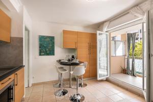 Kuchyňa alebo kuchynka v ubytovaní Suite MIAMI Five stars holiday house + 11 fotografií