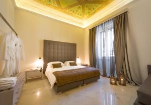 フィレンツェにあるMyForte Relais de Charme & SPAの格天井のベッドルーム1室(ベッド1台付)
