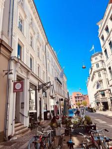 Ultimate Luxury in Kgs. Nytorv في كوبنهاغن: مجموعة من الدراجات متوقفة أمام المبنى