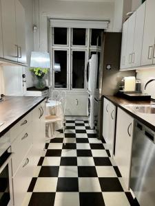 Ultimate Luxury in Kgs. Nytorv في كوبنهاغن: مطبخ مع أرضية مصدية سوداء وبيضاء +12 صورة