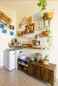 eine Küche mit einer Holztheke und einem Kühlschrank in der Unterkunft B&b Pompei Window in Pompei