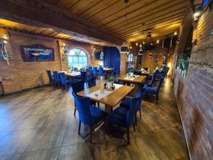 Reštaurácia alebo iné gastronomické zariadenie v ubytovaní Hotel Staropolska