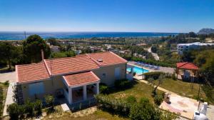 Bazén v ubytování Zizi Sea View Villa nebo v jeho okolí