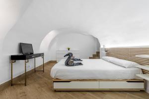 a bedroom with a bed and a desk with a laptop at El triangulo del Arte - Jacuzzi in Madrid