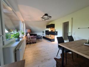 uma cozinha e sala de estar com mesa e cadeiras em Heimathafen em Wilhelmshaven