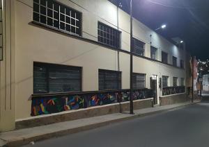 un bâtiment avec des graffitis colorés sur son côté dans l'établissement Suites Incoreli 4, Centro Pachuca de Soto, à Pachuca
