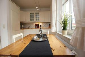 uma cozinha com uma mesa de madeira com uma garrafa em Wohnpark Strandstraße App 12 em Wustrow