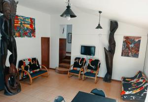 a living room with two chairs and a tv at LA CABAÑA IDEAL PARA FAMILIAS DE 6 a 12 PERSONAS! in Hanga Roa
