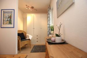 ein Wohnzimmer mit einem Tisch und einem Stuhl in der Unterkunft Wohnpark Strandstraße App 13 in Wustrow