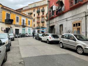 un gruppo di auto parcheggiate in una strada della città di Casa Scugnizzella a Napoli