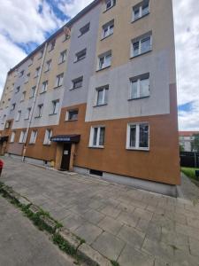 ein großes Gebäude mit seitlichen Fenstern in der Unterkunft APARTAMENT SĄDECKA OSTOJA in Nowy Sącz