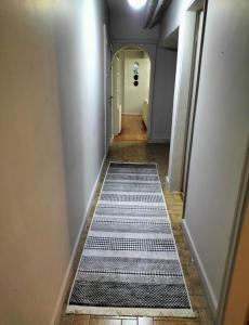 a hallway with black and white floor mats at Şişli Özcan 1 in Istanbul