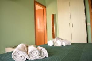 a hotel room with towels on a bed at Il Giardino di Vincenzina B&B in Lauria Inferiore