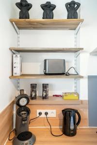 een kamer met planken, een koffiezetapparaat en een klok bij Appartement 3 Chambres - Climatisation - Parking in Portet-sur-Garonne
