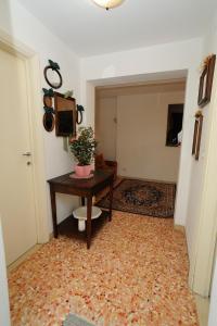 una habitación con una mesa con una maceta. en Casa di Manu en Montecatini Terme