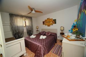 una camera con letto e ventilatore a soffitto di Casa di Manu a Montecatini Terme