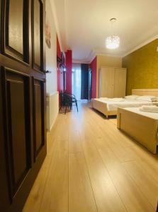 Een bed of bedden in een kamer bij Hotel Phaliashvili