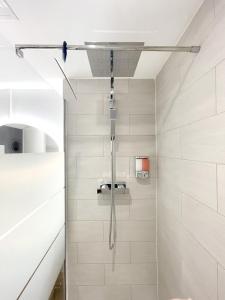 een douche in een badkamer met witte tegels bij Appartement 3 Chambres - Climatisation - Parking in Portet-sur-Garonne