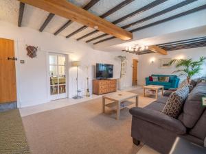 a living room with a couch and a tv at Pass the Keys Beautiful 6 Guest Cottage in Nottingham