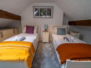 ノッティンガムにあるPass the Keys Beautiful 6 Guest Cottageのベッド2台(2台のベッド付)が備わる小さな部屋です。