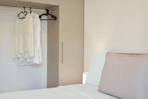 Ліжко або ліжка в номері Fix 2bd apartment with Parthenon view