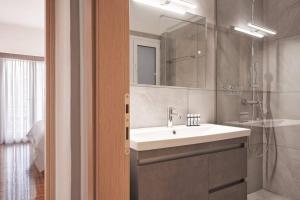 Ванна кімната в Fix 2bd apartment with Parthenon view