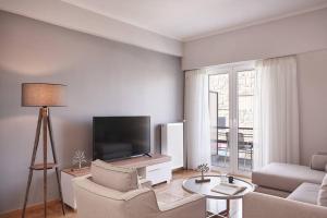 Телевізор і / або розважальний центр в Fix 2bd apartment with Parthenon view