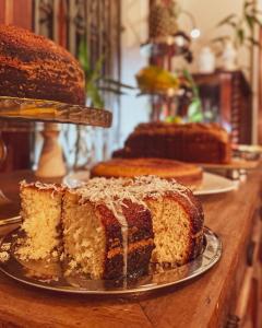 una mesa con tres rebanadas de pastel. en Casa Verde Petrópolis, en Petrópolis