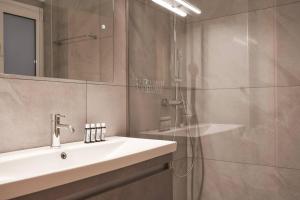 Ванна кімната в Fix 2bd apartment with Parthenon view +23 фото