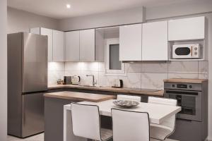 Кухня або міні-кухня у Fix 2bd apartment with Parthenon view