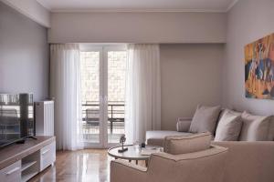 Зона вітальні в Fix 2bd apartment with Parthenon view