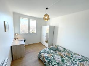 מיטה או מיטות בחדר ב-Appartement 3 Chambres - Climatisation - Parking