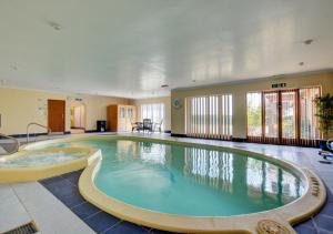 una gran piscina en una habitación de hotel en Skipjack en Ingworth