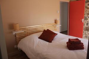 1 dormitorio con 1 cama blanca y 2 toallas en Gîte de charme pour 10 personnes, en Camélas