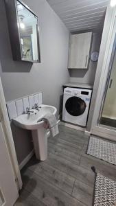 y baño con lavabo y lavadora. en Beautiful 'n' Cosy - City Center en Etruria