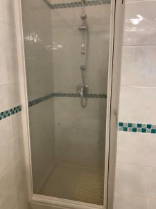 W łazience znajduje się prysznic ze szklanymi drzwiami. w obiekcie Casa Antonella w mieście Santa Teresa Gallura