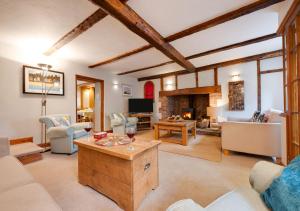 a living room filled with furniture and a fireplace at Smugglers Retreat in Wells next the Sea