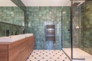 a bathroom with a sink and a shower at Le Cosy Chic . Proche gare . Centre-ville Mâcon . Neuf . Climatisation . Design . Wifi . in Mâcon +17 photos