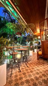 um restaurante com mesas e cadeiras num quarto em Casa Verde Petrópolis em Petrópolis
