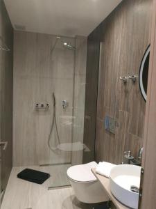 La salle de bains est pourvue d'une douche, de toilettes et d'un lavabo. dans l'établissement elea resort 2, à Prévéza