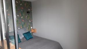 Säng eller sängar i ett rum på Bel appartement, Carnac bourg